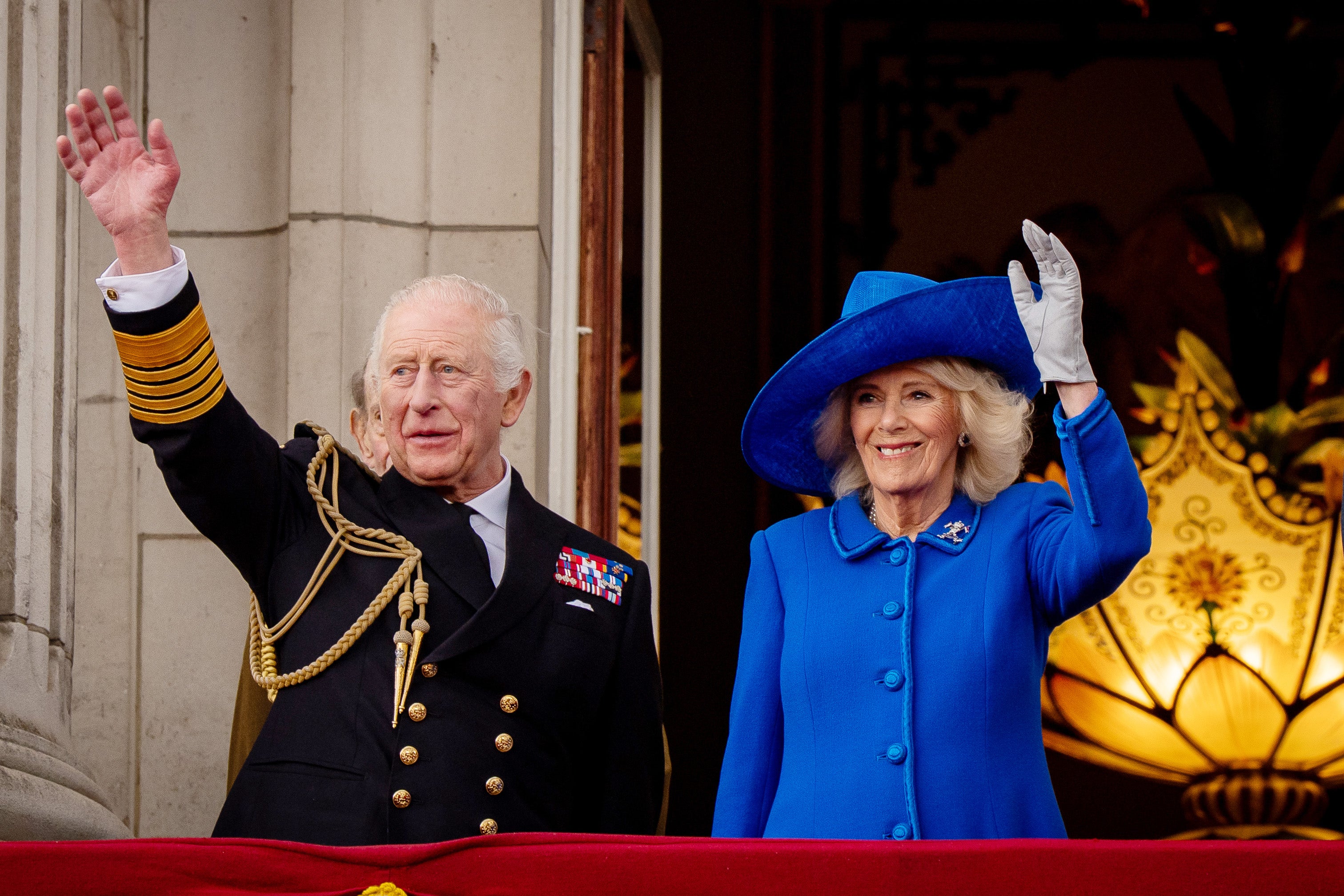 Rei Carlos III e Rainha Camilla na varanda do Palácio de Buckingham, marcando o 80º aniversário do Dia da Vitória