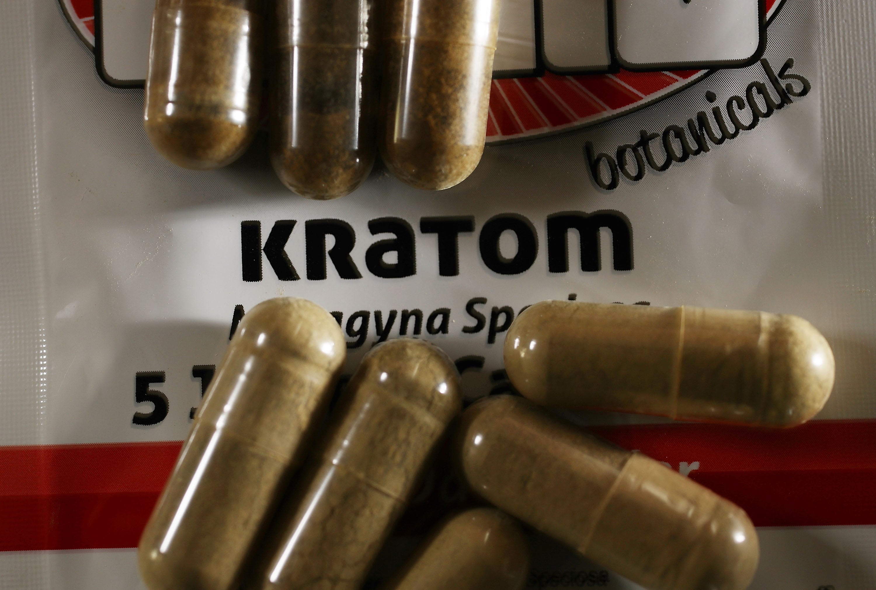 Consumidores e varejistas argumentam que, em vez de proibir, os produtos de kratom deveriam ser regulamentados