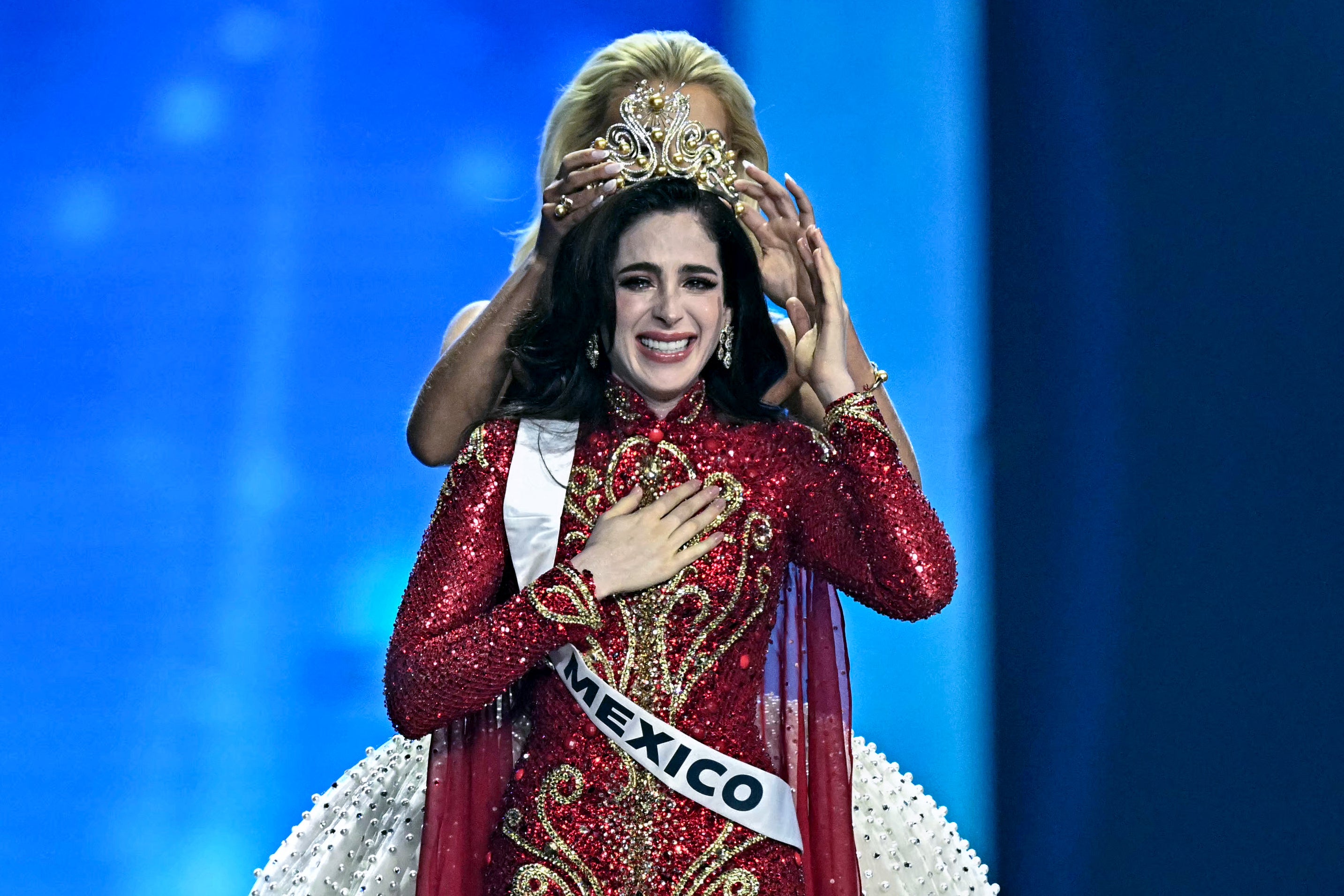 The 25-year-old from Tabasco was crowned by last year’s winner Victoria Kjær Theilvig from Denmark