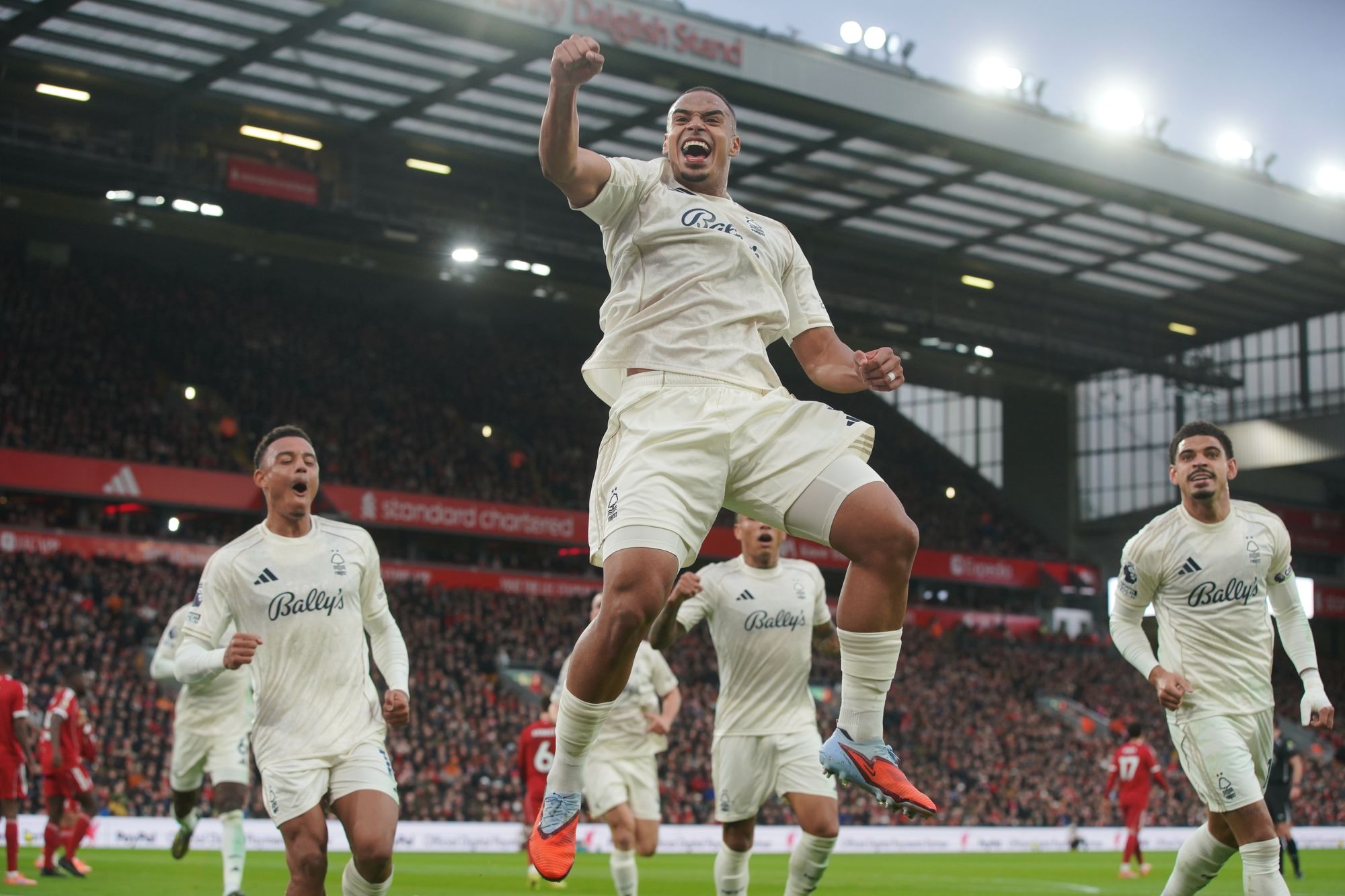 Murillo desfaz a eliminatória para o Nottingham Forest