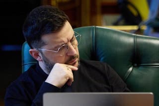 O presidente da Ucrânia, Volodymyr Zelensky, escuta durante um telefonema com o presidente francês, o primeiro-ministro britânico e o chanceler alemão, enquanto está sentado em seu escritório em Kiev.