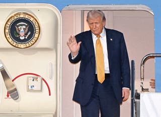 O presidente dos EUA, Donald Trump, acena ao chegar ao aeroporto de Haneda, em Tóquio, Japão, nesta foto divulgada pela Kyodo em 27 de outubro de 2025.