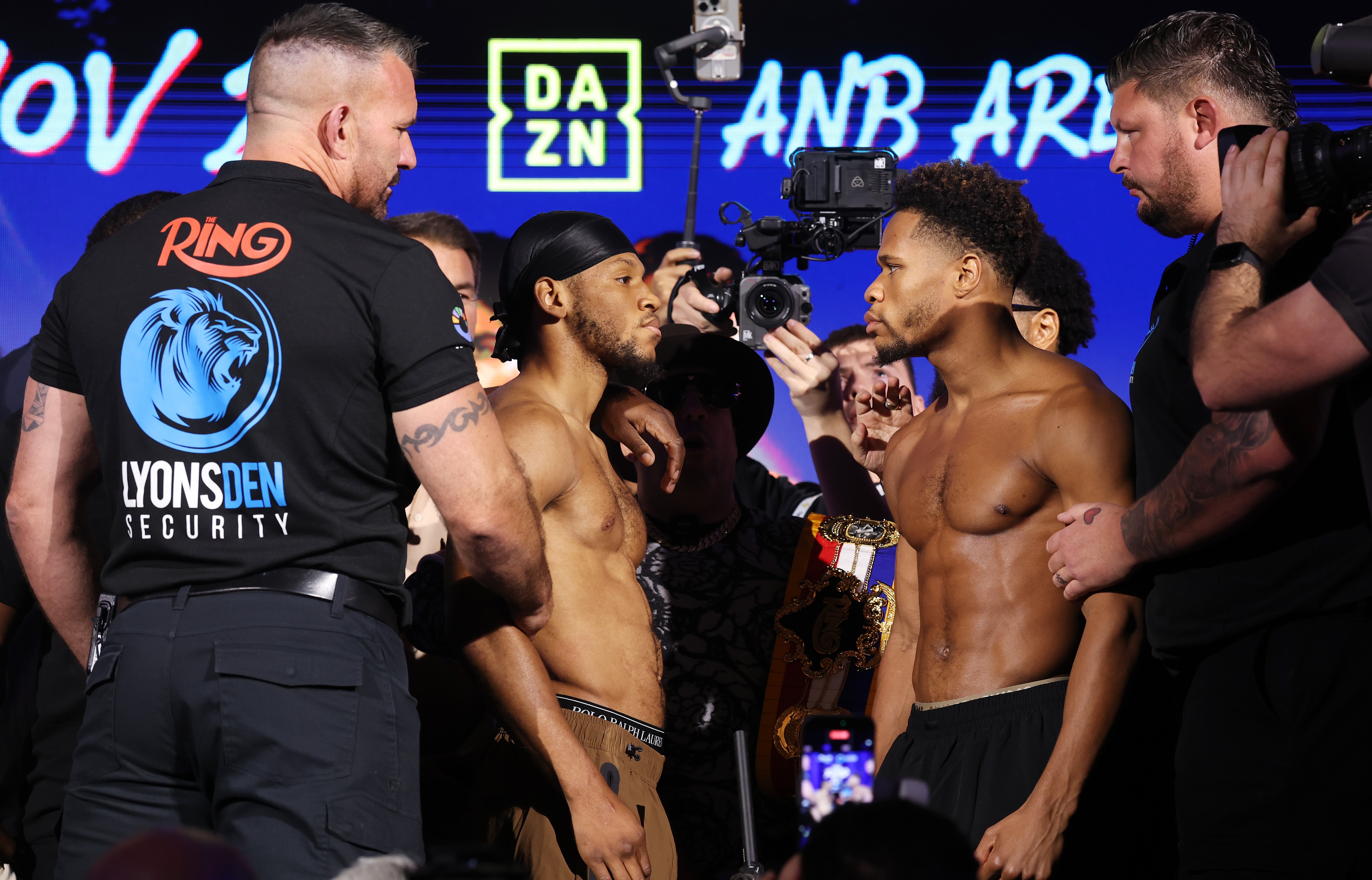 Brian Norman Jr (izquierda) mira fijamente a Devin Haney