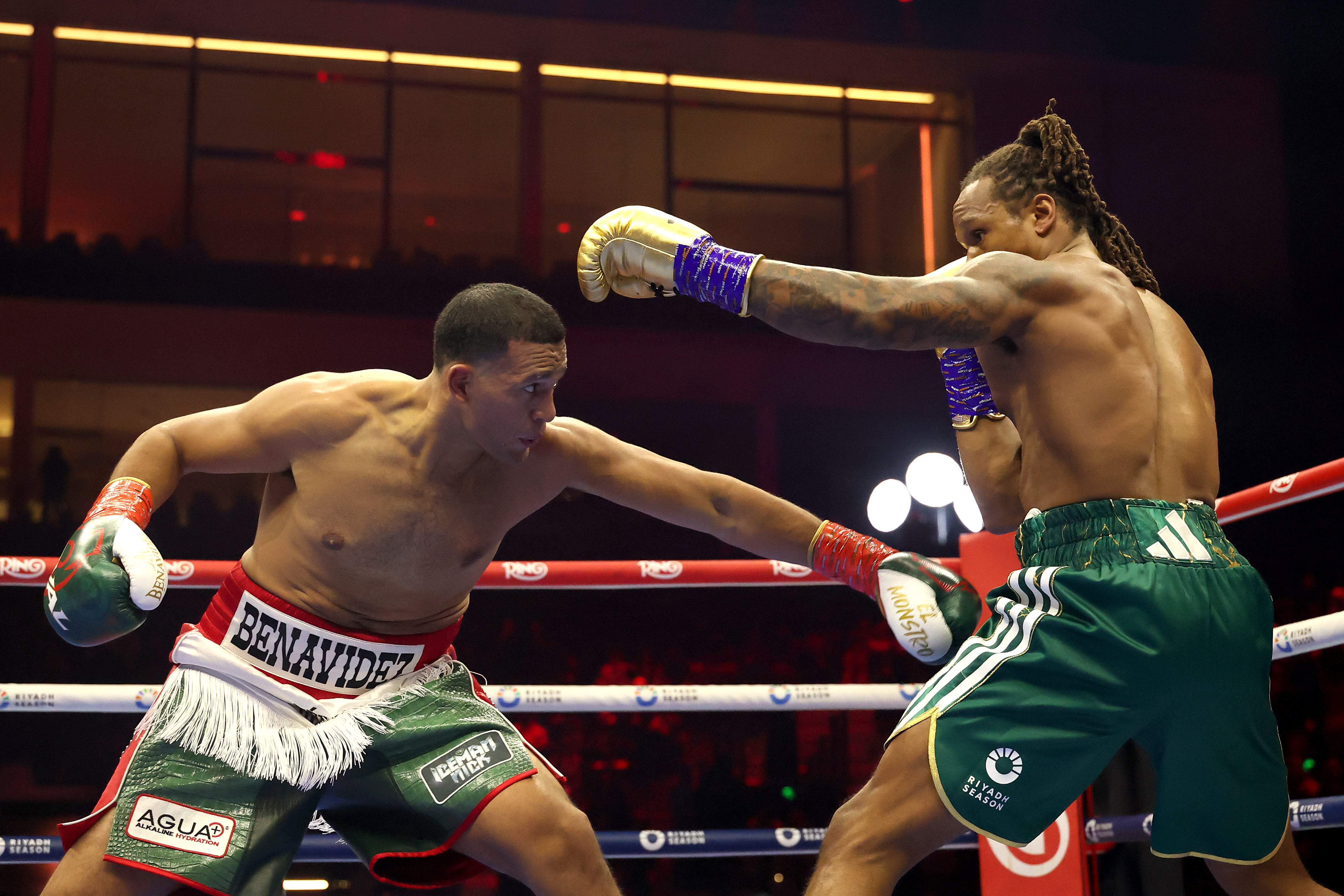 David Benavidez (esquerda) atacando Anthony Yarde