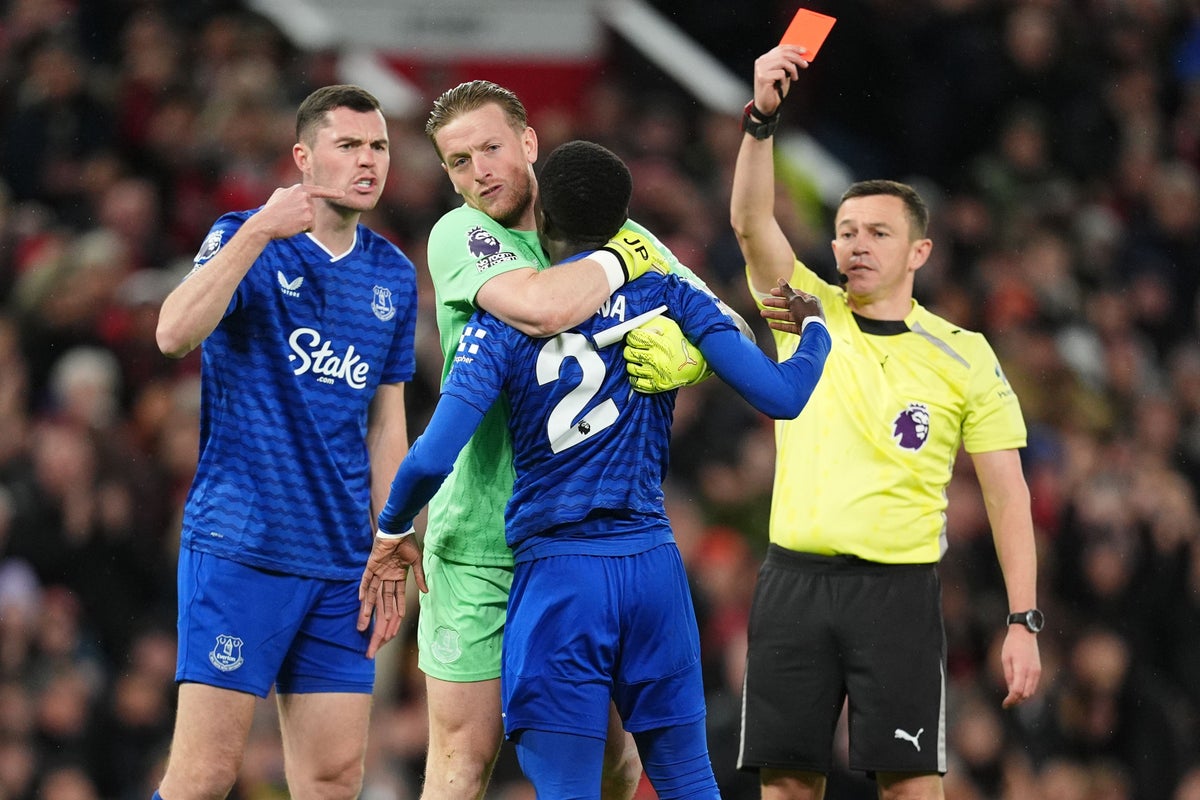 Everton beat Man Utd despite Idrissa Gana Gueye red for slapping Michael Keane