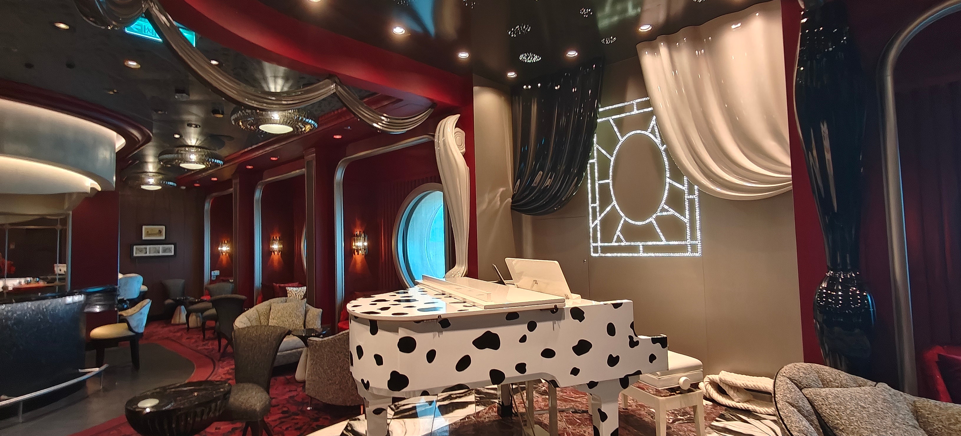 De Vils is a great spot for a naughty cocktail on Disney Destiny