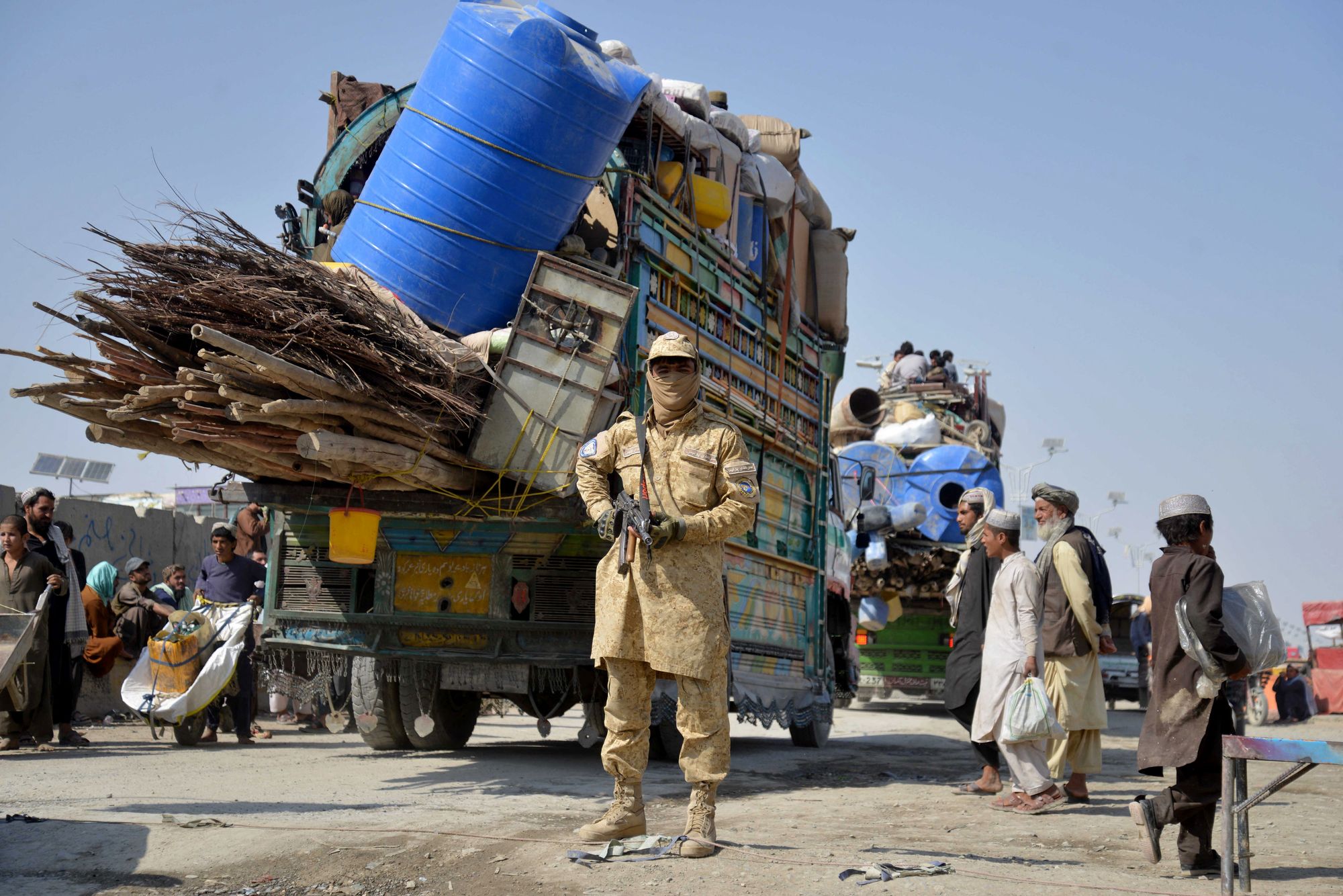 <p>File. Afghan soldier stands guard at a border crossing with Pakistan</p>