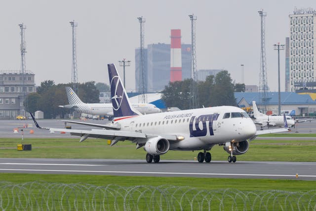 <p>An Embraer 170 LOT Polish Airlines aircraft lands in Tallinn</p>
