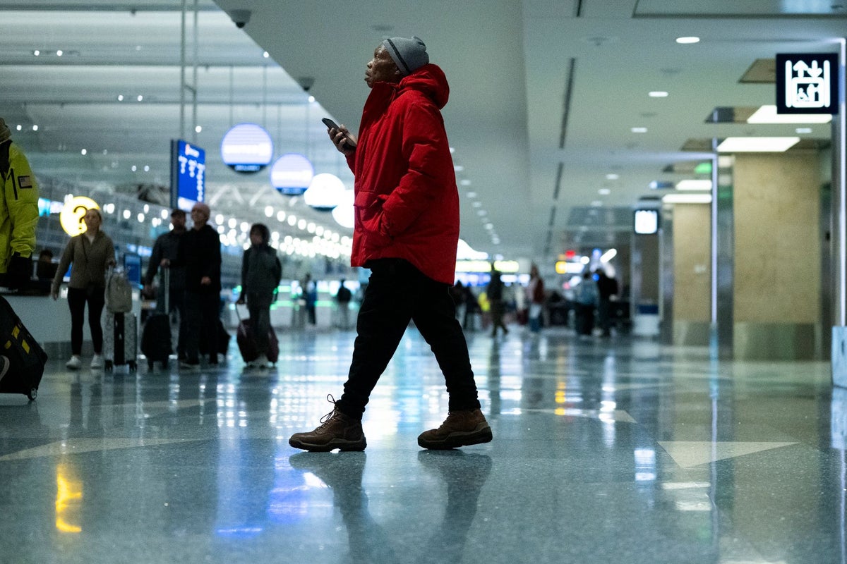 Snow, temperature drops and wind gusts greet Americans on the busiest travel day of the year Snow, temperature drops and wind gusts greet Americans on the busiest travel day of the year