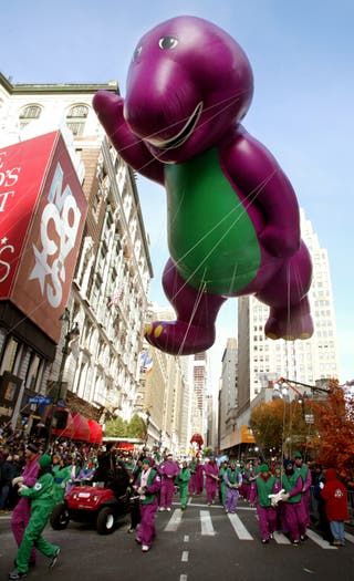 O balão do Dinossauro Barney, fotografado aqui em 2002, foi perfurado durante um acidente durante a Parada do Dia de Ação de Graças da Macy's em 1997.