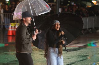 Drew Baldridge e Mickey Guyton se apresentam durante os ensaios para a Parada do Dia de Ação de Graças da Macy's de 2025 na terça-feira