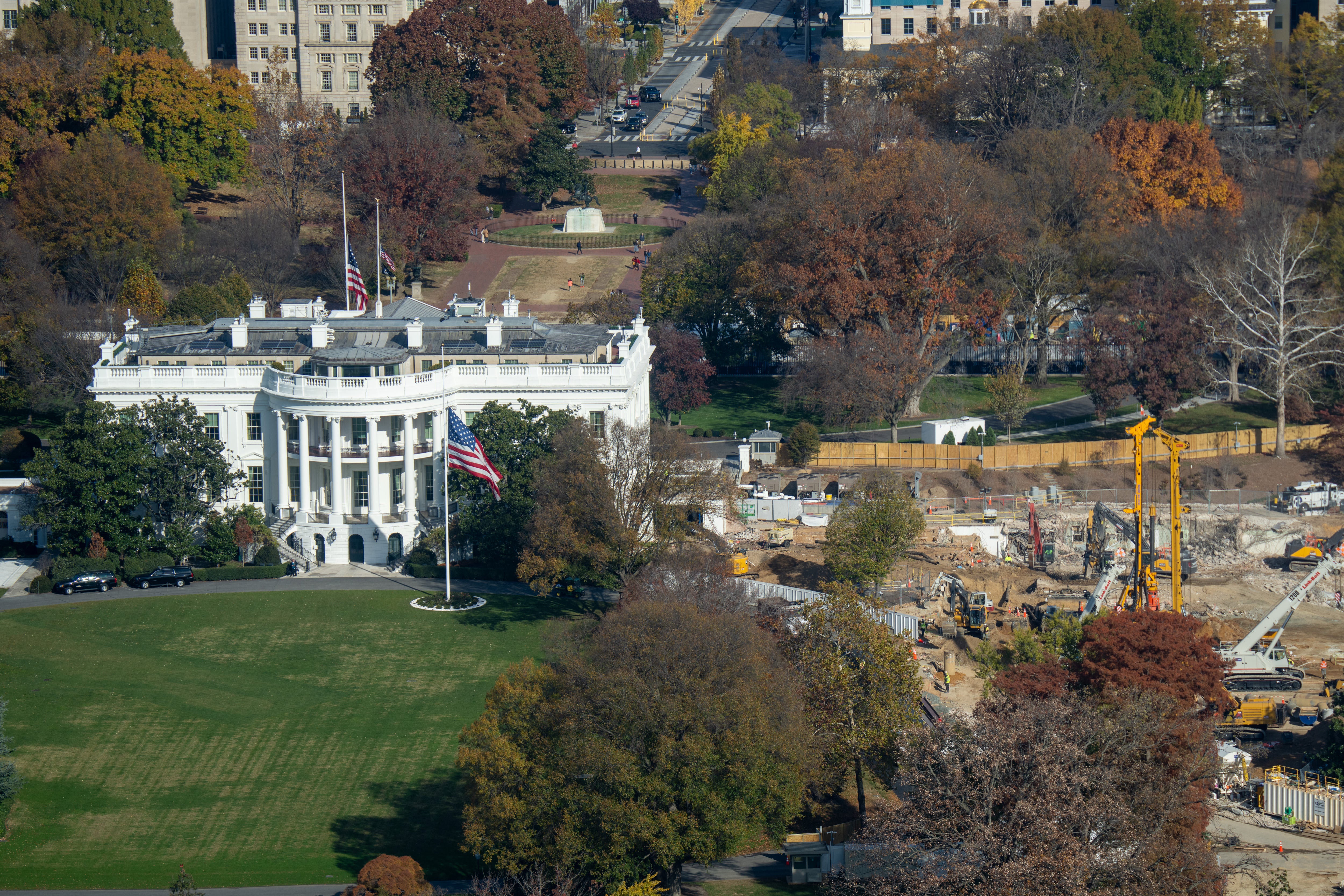 A Casa Branca fotografada em novembro, depois que toda a Ala Leste foi demolida para dar lugar ao salão de baile planejado por Trump.