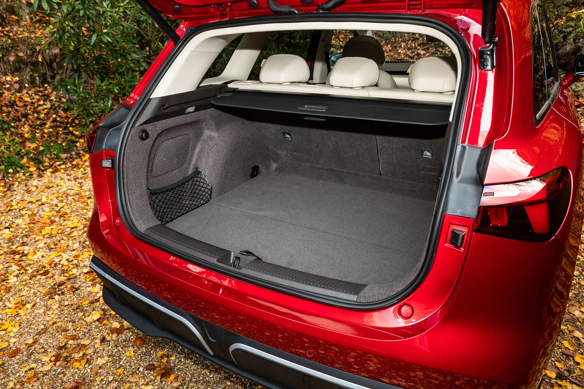 From floor to ceiling there's an impressive 674 litres of boot space in the MG S6 and a 124-litre frunk in two-wheel drive models