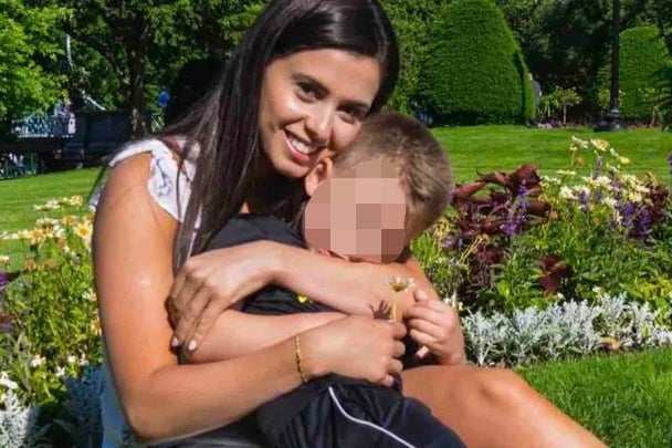 Um parente de Karoline Leavitt, que tem um filho pequeno, foi preso e detido por agentes do ICE, segundo fontes.