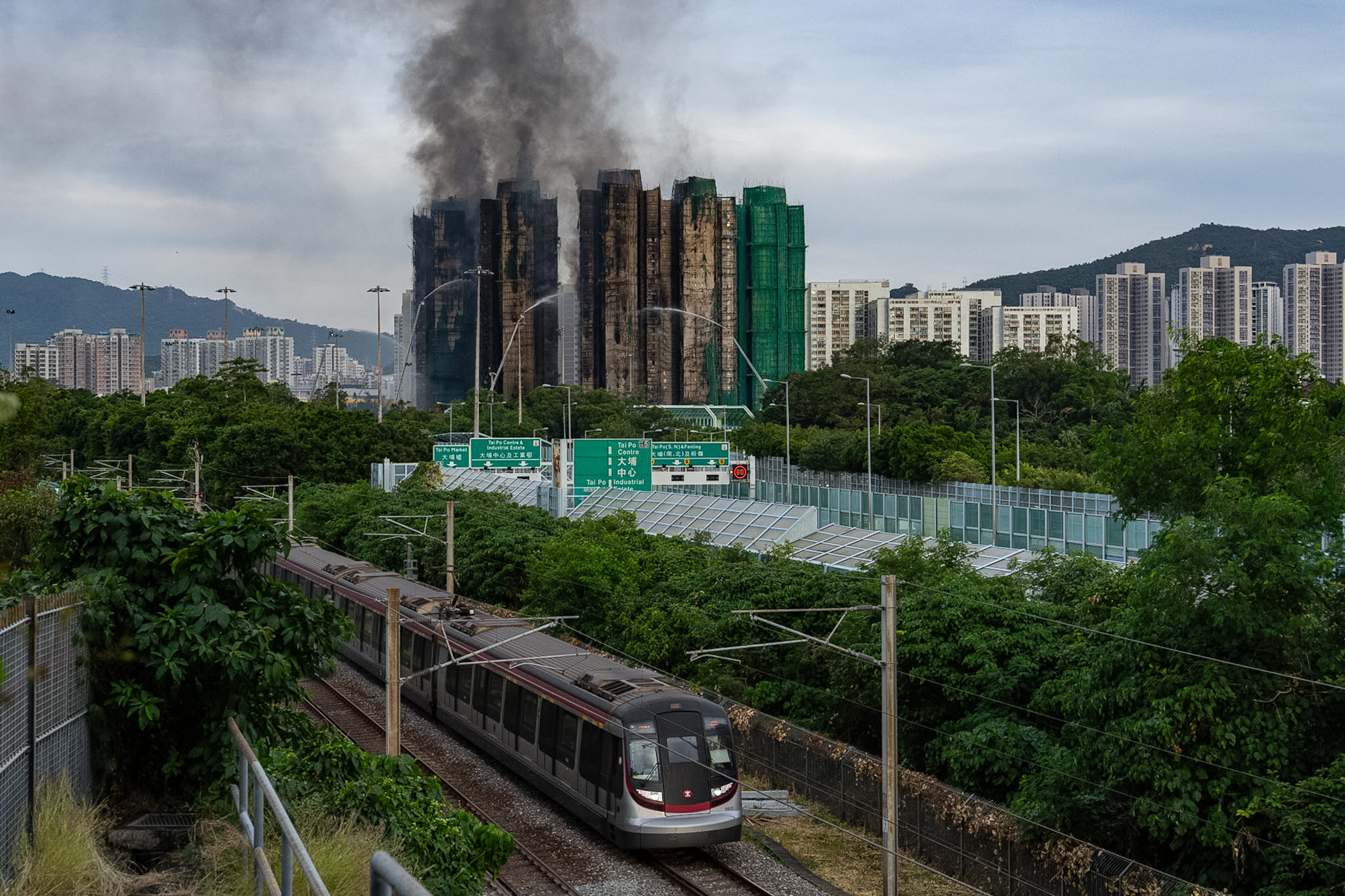 A fumaça continua subindo do incêndio em Wang Fuk Court, um conjunto habitacional no distrito de Tai Po, nos Novos Territórios de Hong Kong, na quinta-feira.