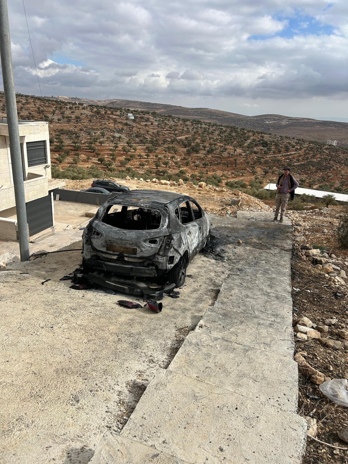 Um carro queimado na cidade de Taibeh após um ataque à cidade por colonos israelenses