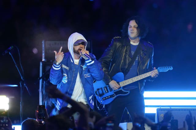 <p>Few expected Eminem to make an appearance onstage, but he later came out alongside White, another Detroit local, wearing a Lions jacket and a white hoodie pulled up over his head.</p>