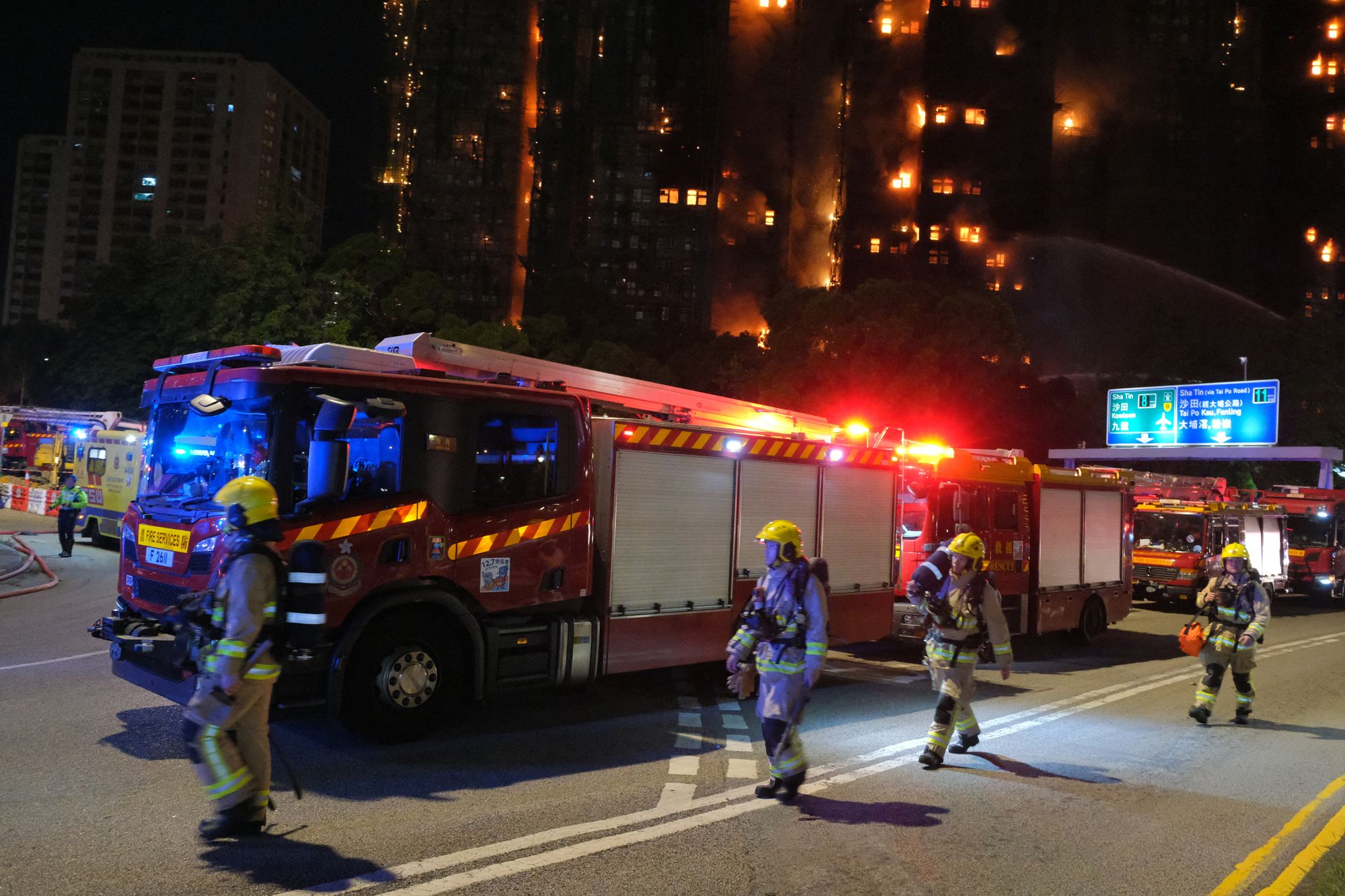 Os bombeiros trabalham no local enquanto um grande incêndio devasta vários blocos de apartamentos no conjunto habitacional Wang Fuk Court, no distrito de Tai Po, em Hong Kong.