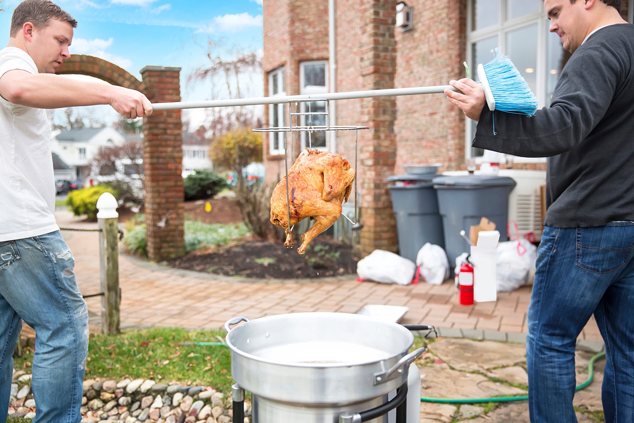 <p>Deep-frying a turkey <a href="/topic/cooking"></a>can be very dangerous</p>