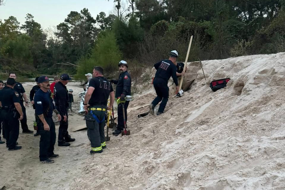 Terrifying moment a 12-year-old girl becomes trapped after sand hole collapses during Thanksgiving stroll