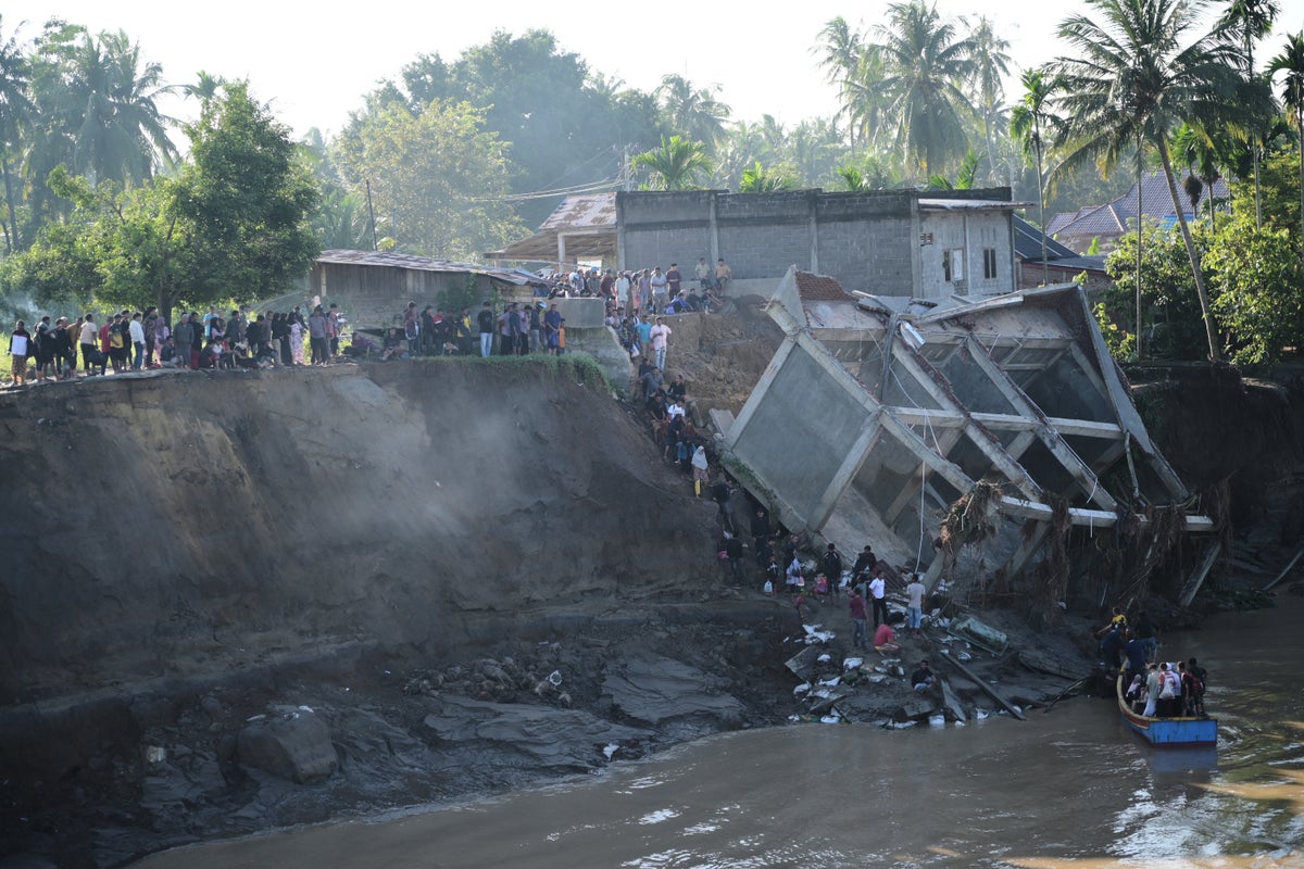 https://static.independent.co.uk/2025/11/29/04/Indonesia_Extreme_Weather_Landslides_15237.jpg?width=1200&height=800&crop=1200:800