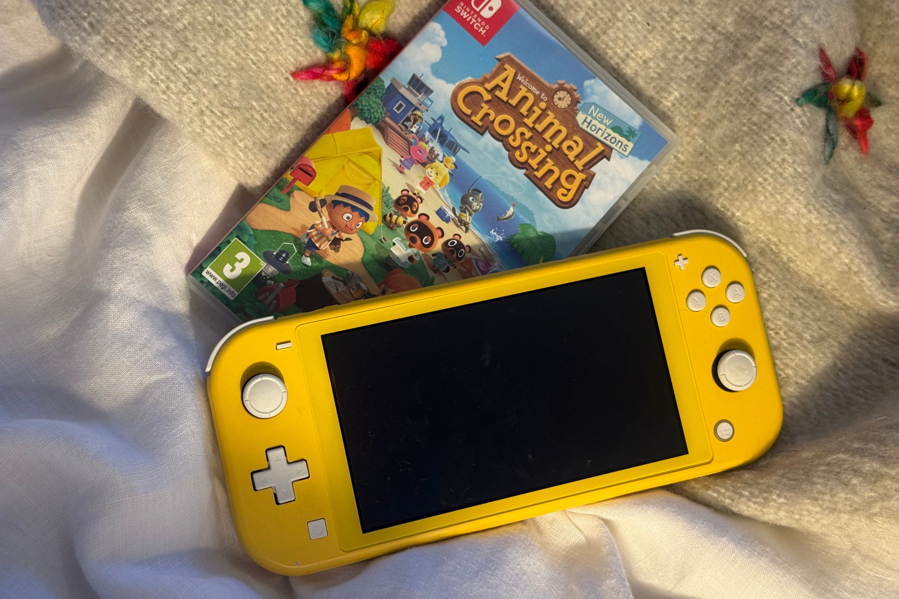 The Switch Lite screen is nearly an inch smaller than the regular Switch