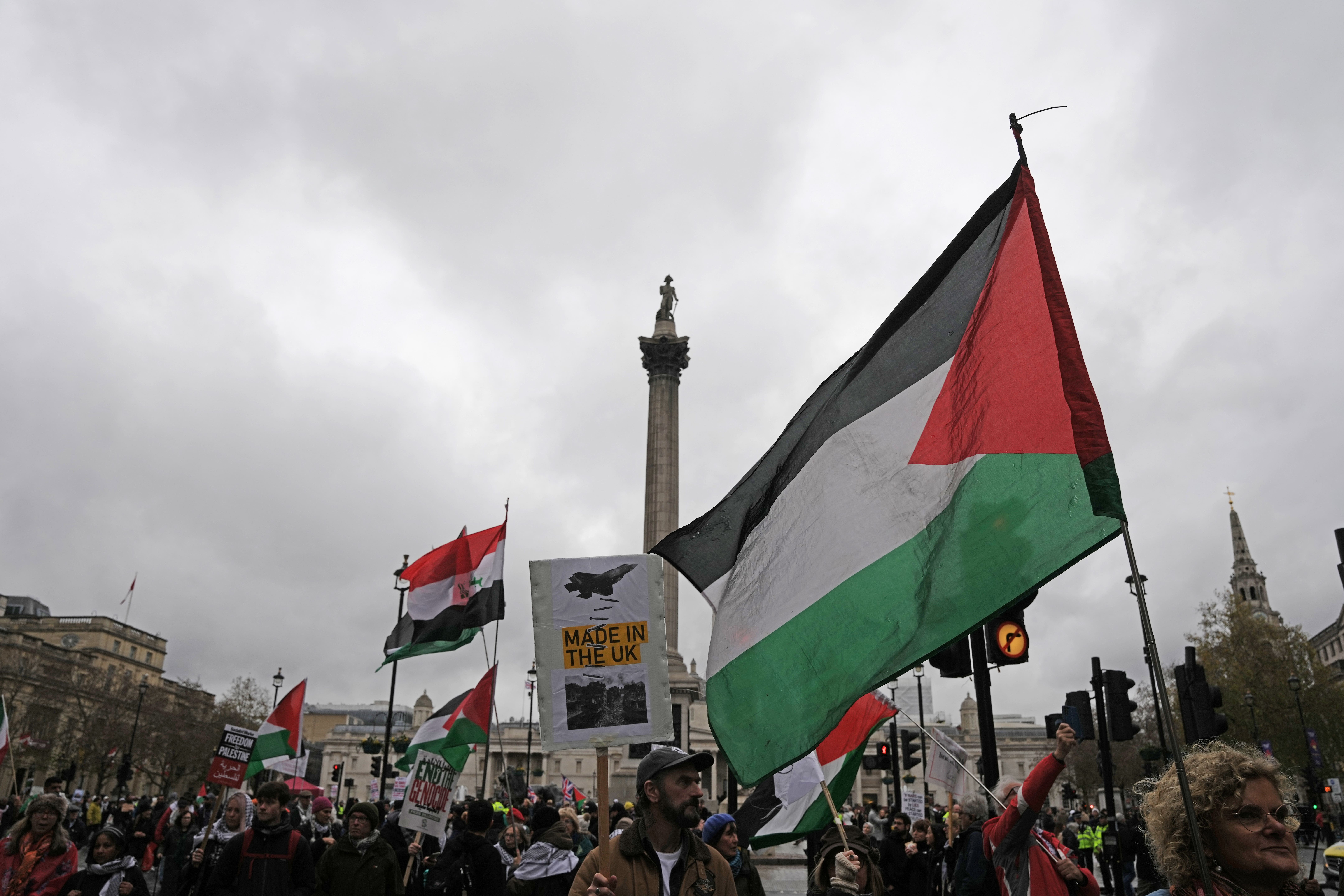 Pessoas participam do Rally Nacional pela Palestina no centro de Londres (Jeff Moore/PA).