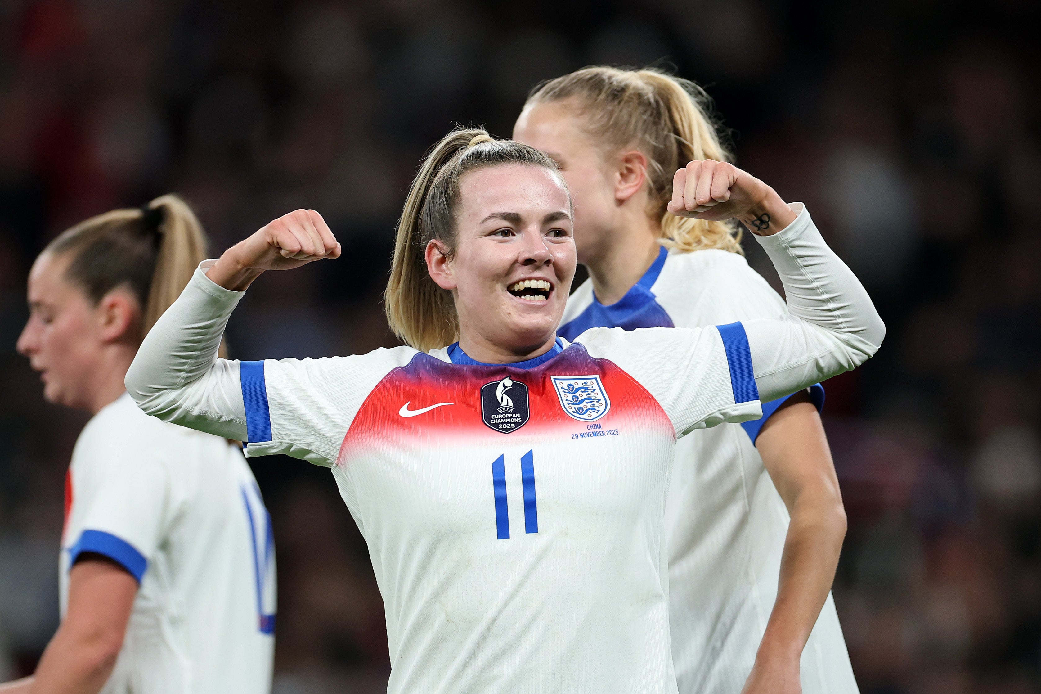 Lauren Hemp marcou seu retorno à Inglaterra marcando