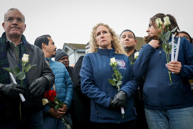 <p>Se busca a los sospechosos de haber perpetrado un tiroteo en una fiesta de cumpleaños infantil en California, mientras los habitantes de la zona lloran la pérdida de sus seres queridos</p>