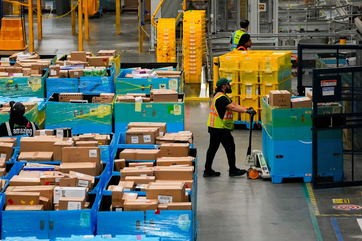 Amazon increases its starting salary by $1 – but grants workers 10% off ...