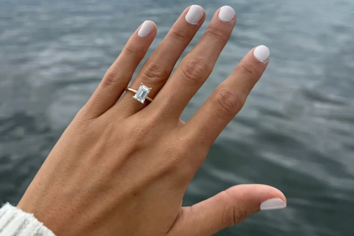 Woman pleaded for help finding engagement ring lost while fishing for crabs. Then divers came to the rescue