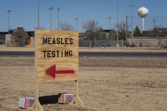 <p>Signs point the way to measles testing in the parking lot of the Seminole Hospital District</p>