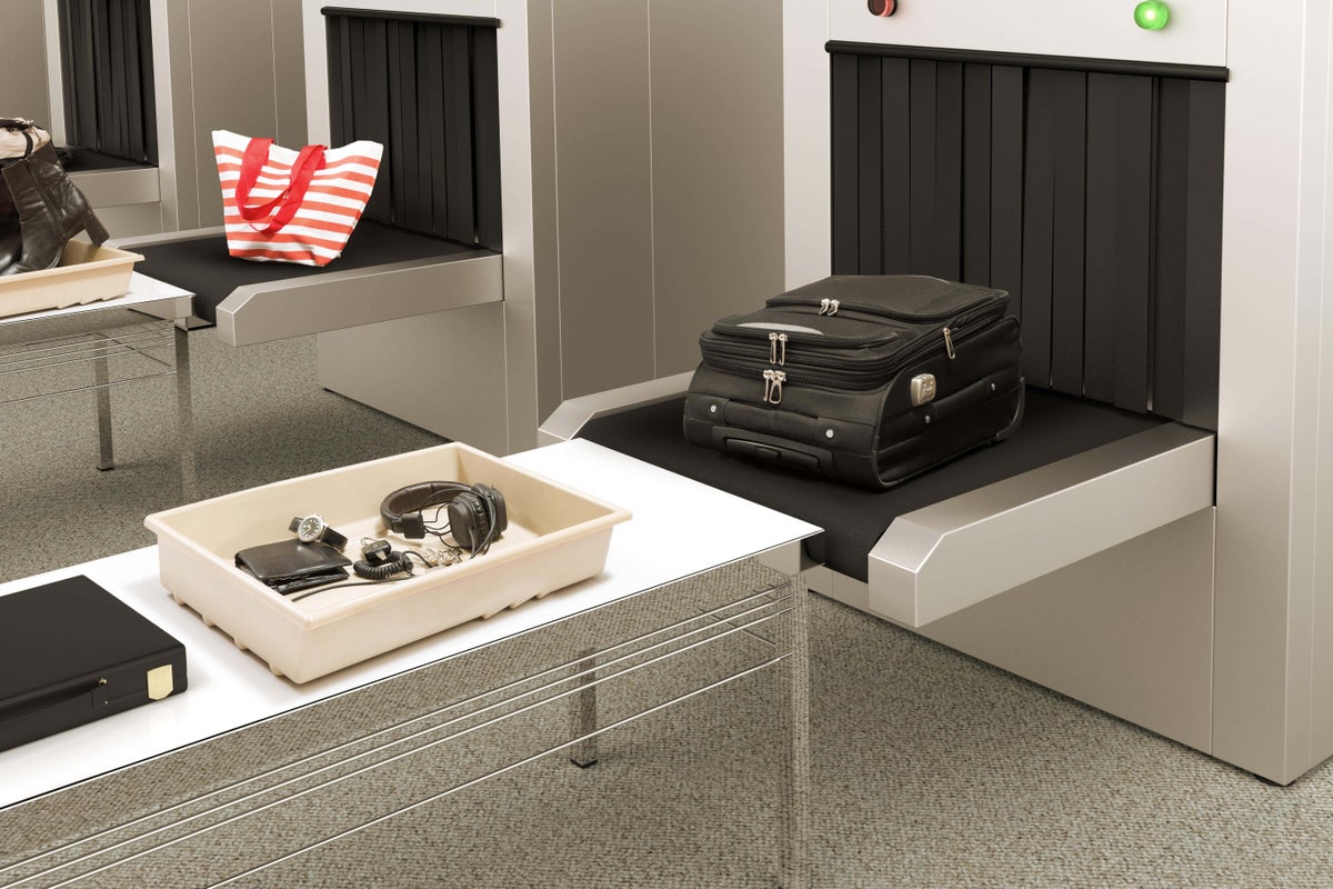 Smiths to sell airport scanning business in £2bn deal