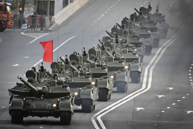 <p>Tanques rusos T-90M circulan por el centro de Moscú durante un ensayo para el desfile del Día de la Victoria en mayo de 2025 </p>