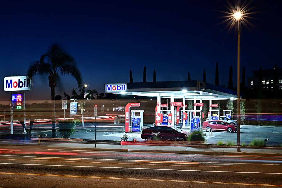 Gas prices dip below $3 a gallon for the first time in four years