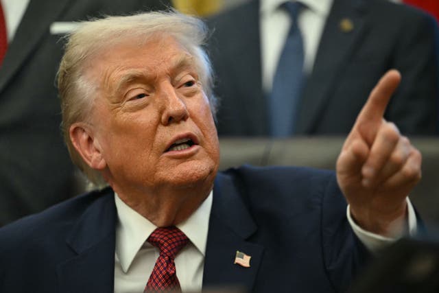 <p>Donald Trump y Pete Hegseth prometen continuar los ataques contra objetivos que Estados Unidos alega que están relacionados con el narcotráfico, incluso aunque las encuestas muestran escepticismo por parte la mayoría de los estadounidenses en torno a la justificación.</p>