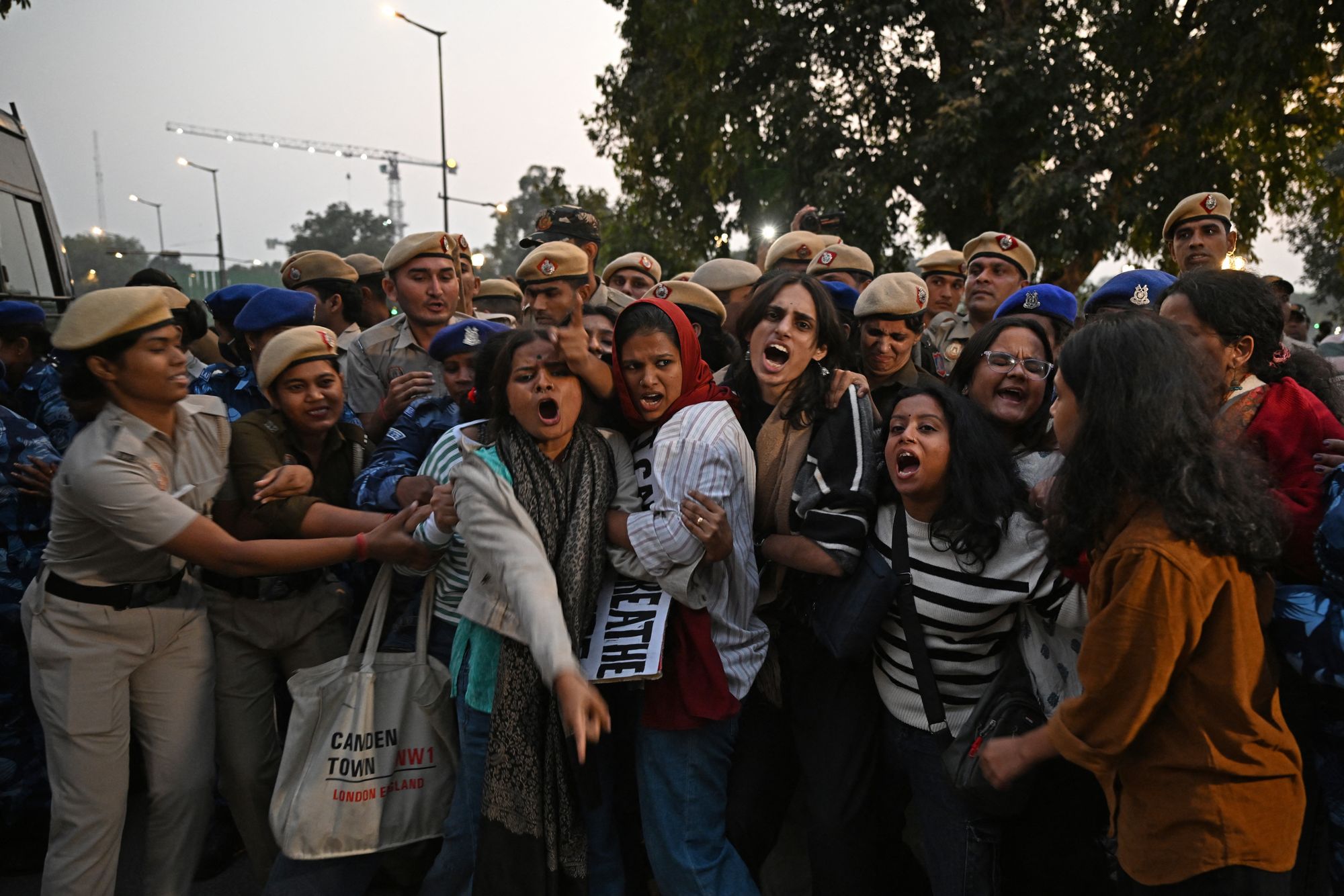 <p>Police personnel detain demonstrators during a protest demanding the government take action to reduce air pollution near Indian Gate in New Delhi</p>
