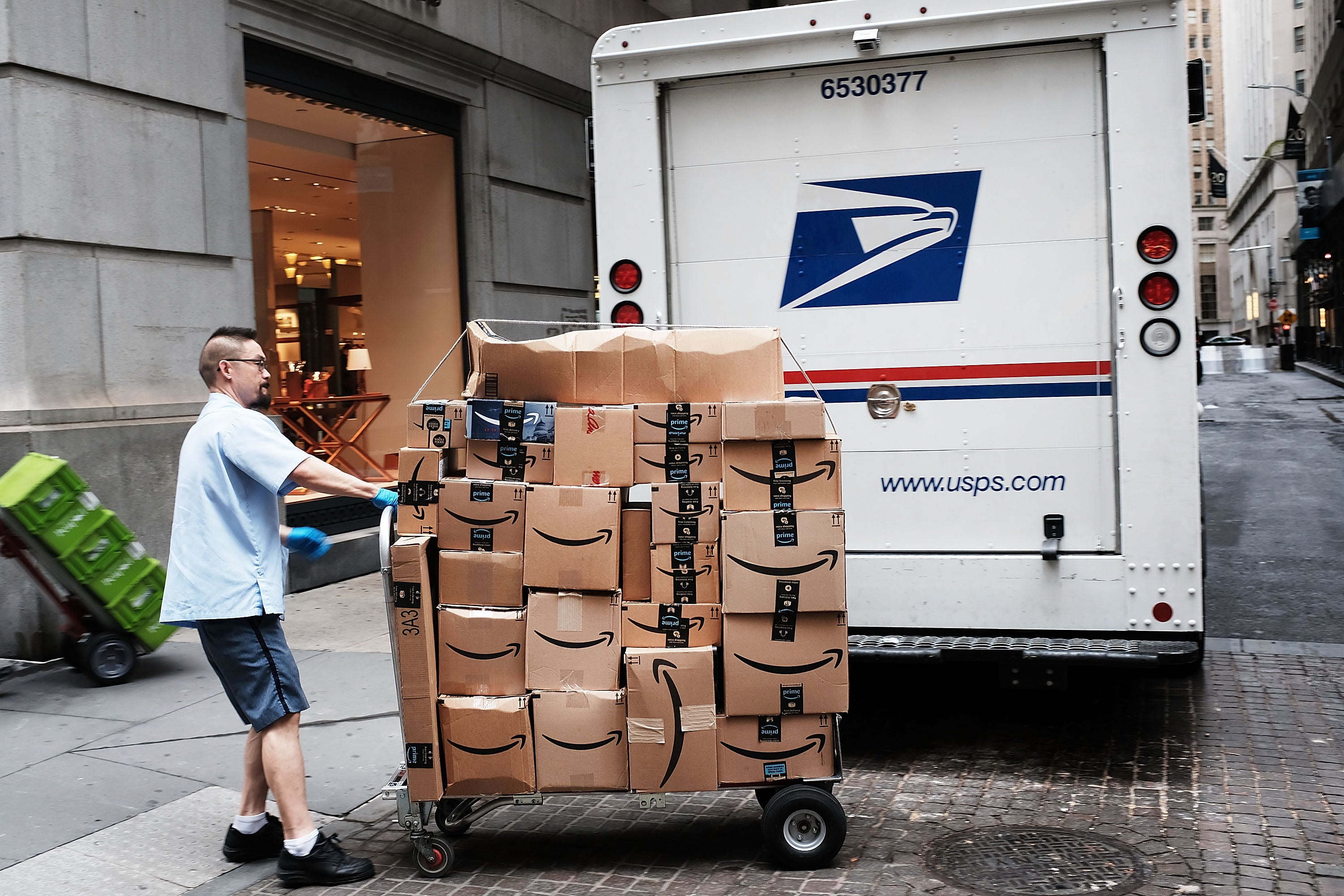 <p>Amazon is mulling the possibility of ending its relationship with the US Postal Service and looking at plans to create its own shipping network, according to a new report.</p>