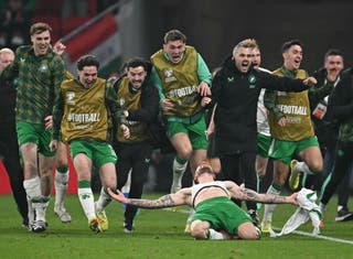 A Irlanda garantiu a sua vaga nos play-offs da Copa do Mundo da maneira mais dramática