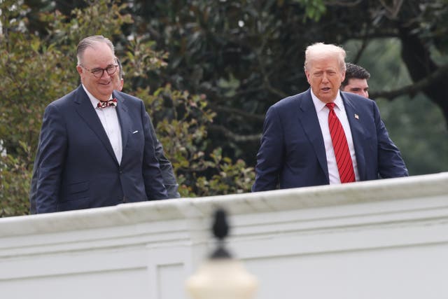 <p>Donald Trump sustituyó al arquitecto original que dirigía su proyecto, un salón de baile de 300 millones de dólares, después de que surgieran dudas sobre la capacidad de la pequeña empresa para abordar el espacio de 27.000 m²</p>