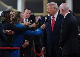 Futebol Futebol - Copa do Mundo FIFA 2026 - Sorteio da Copa do Mundo FIFA 2026 - John F. Kennedy Center for the Performing Arts, Washington, DC, EUA - 5 de dezembro de 2025 O presidente da FIFA, Gianni Infantino, e o presidente dos EUA, Donald Trump, falam à mídia ao chegarem no tapete vermelho antes da Copa do Mundo da FIFA 2020