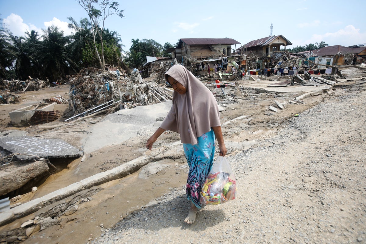 Catastrophic Indonesia flooding death toll rises to 900