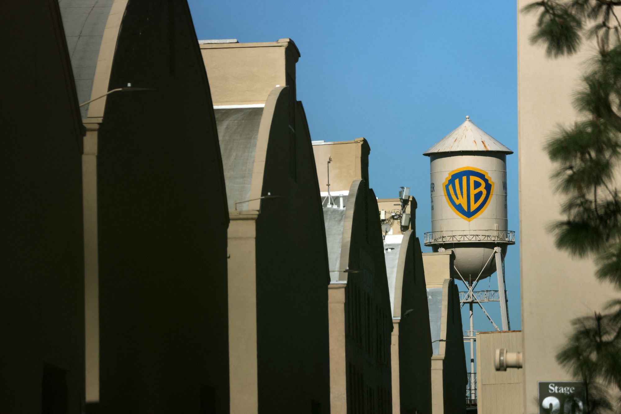 A torre de água WB é vista no Warner Bros. Studios, Burbank em Burbank, Califórnia, em 5 de dezembro de 2025