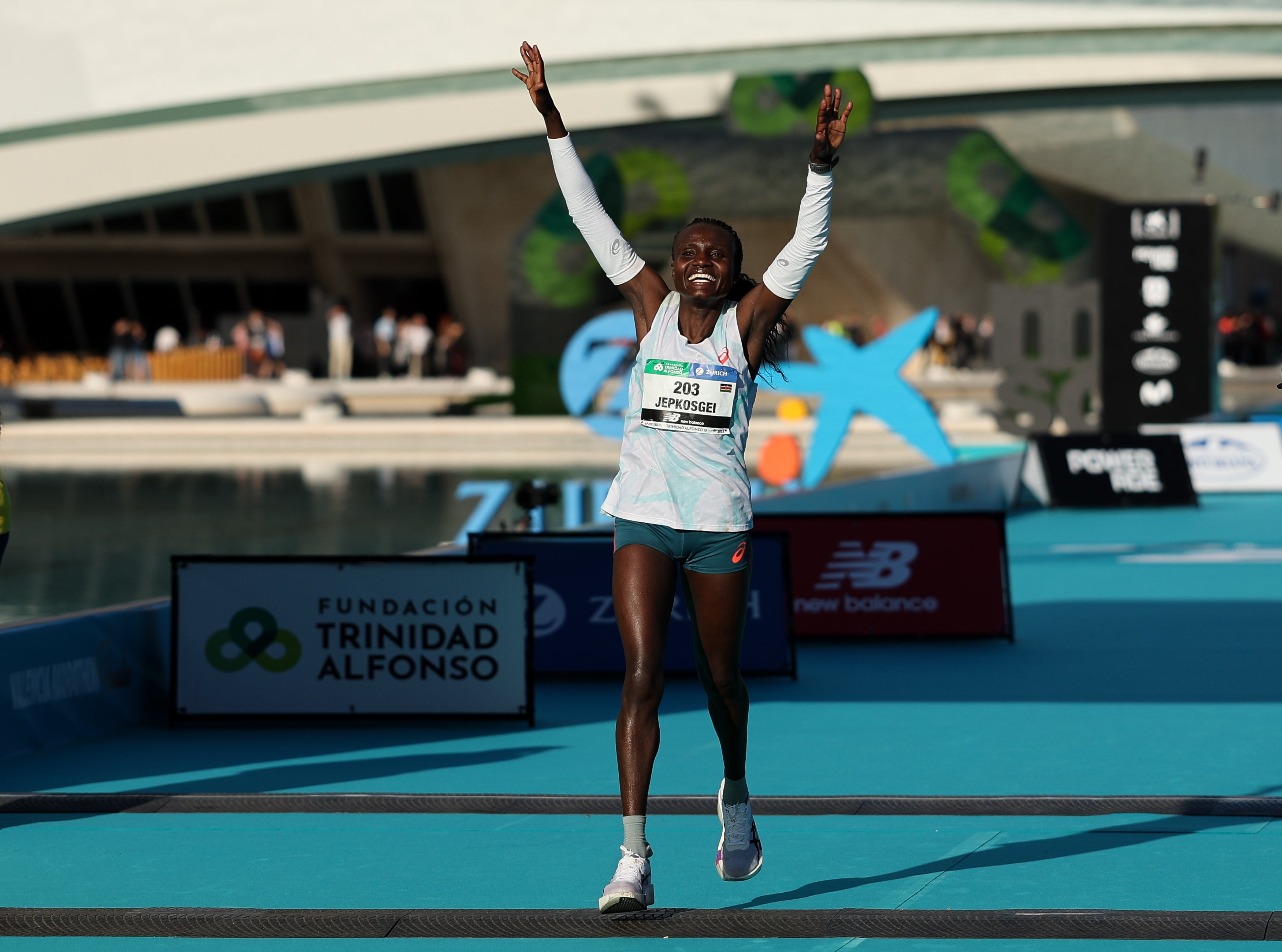 Joyciline Jepkosgei de Kenia llega a la meta en primera posición