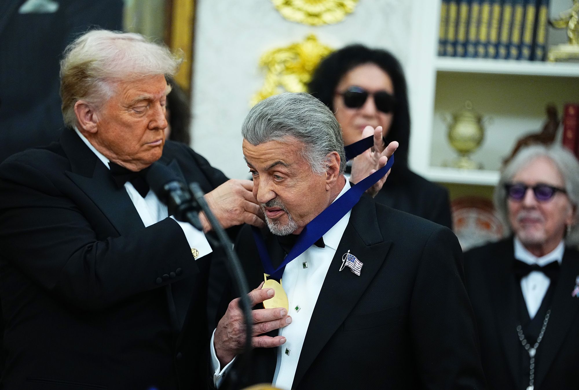 Trump presenteou Sylvester Stallone com sua medalha no Salão Oval da Casa Branca no sábado