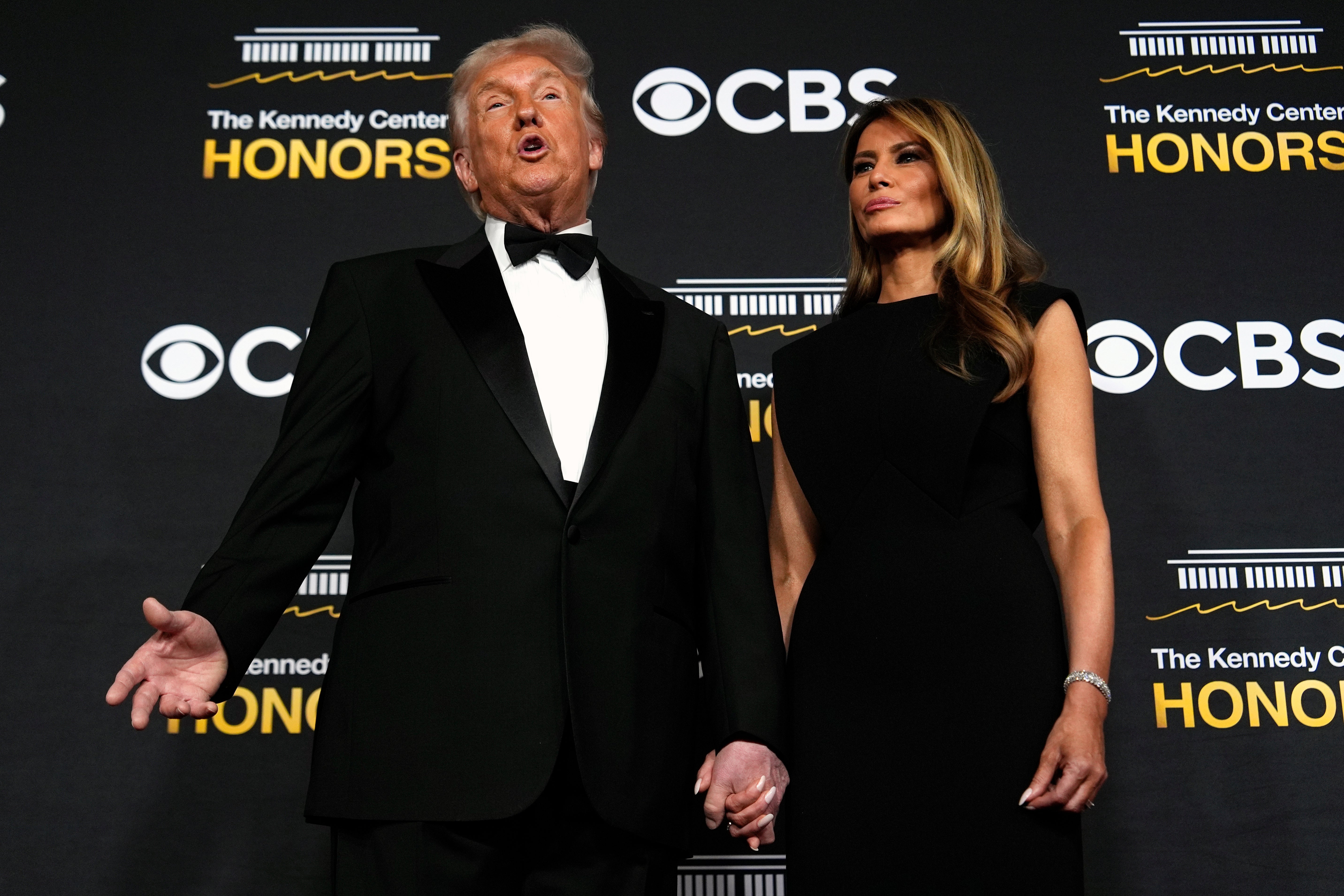 O presidente Donald Trump e a primeira-dama Melania Trump no tapete vermelho da 48ª edição anual do Kennedy Center Honors no domingo à noite