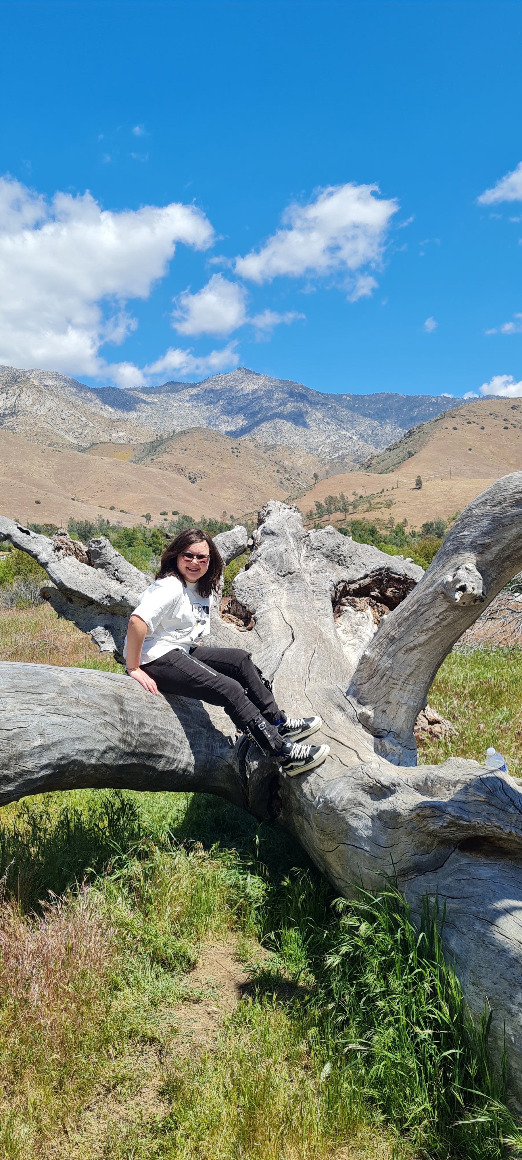 Alyssa Tapley, do Leicester, fotografada em férias, agora está livre do câncer e passando por exames de longo prazo