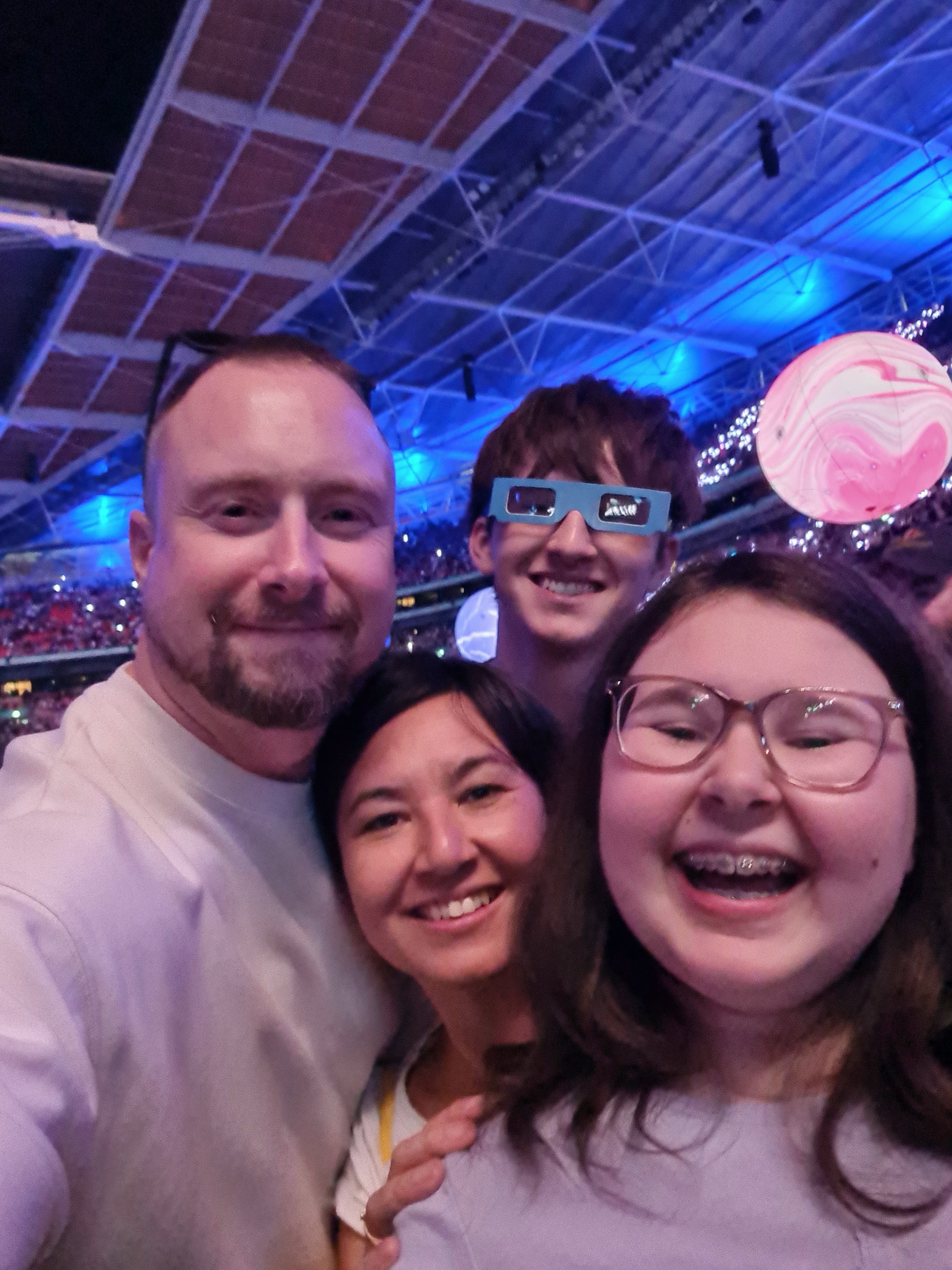 Alyssa, fotografada com seus pais James e Kiona Tapley e seu irmão Liam, disse que agora sonha em se tornar uma cientista pesquisadora para ajudar outras pessoas como ela.