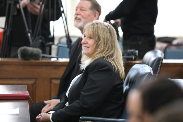 <p>Rebecca “Becky” Hill, ex secretaria judicial del condado de Colleton, Carolina del Sur, EE. UU., se encargó de supervisar al jurado, gestionar las pruebas y asistir al juez durante las seis semanas que duró el juicio de Alex Murdaugh, que acabó con la condena de este por los asesinatos de su esposa y su hijo en 2021</p>