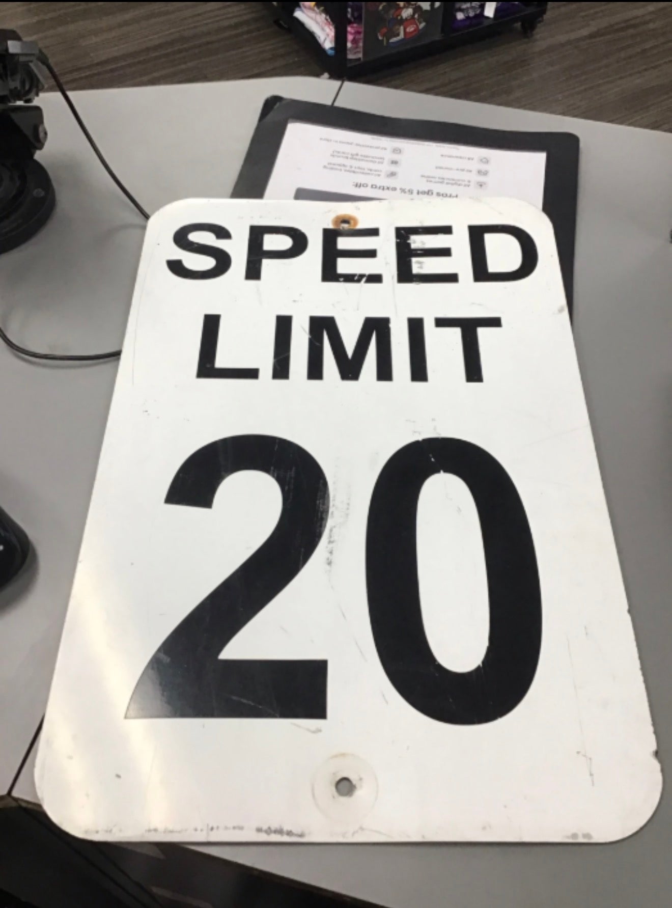 Ir acima de 20 mph dentro do GameStop pareceria inapropriado